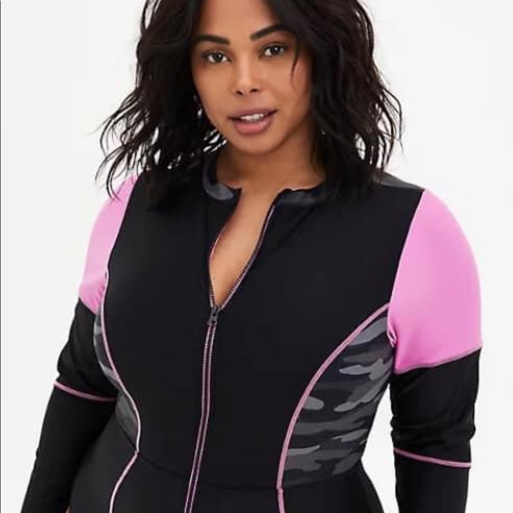 Nwt Torrid Rashguard size 4